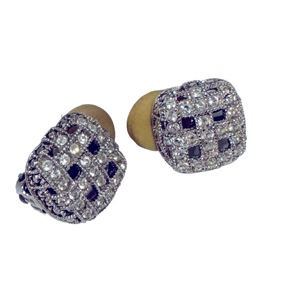 Beautiful square basket weave clip on earrings. Vintage. EUC - Picture 4 of 4